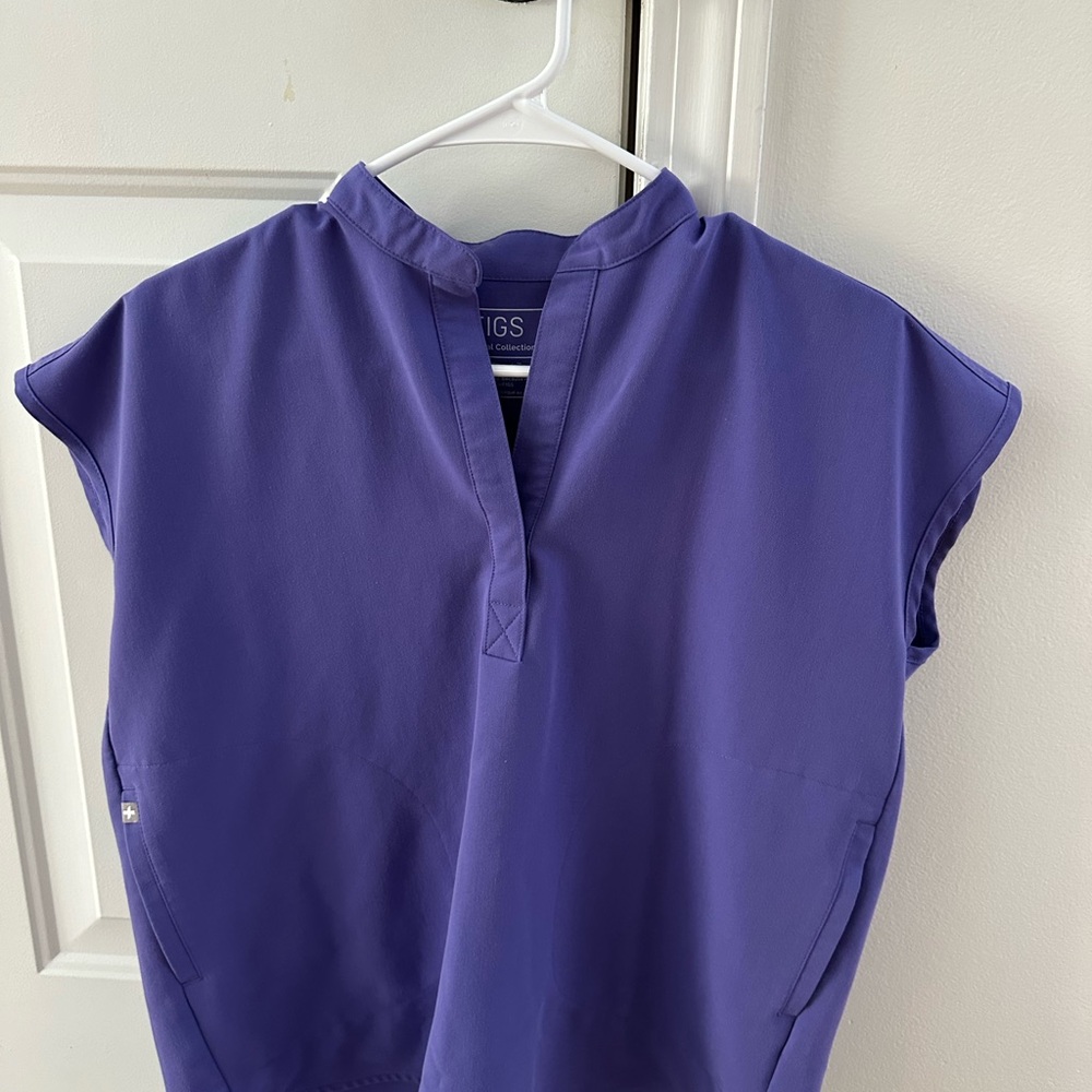 Figs Zamora jogger scrub pants and Rafaela scrub top - Picture 4 of 5
